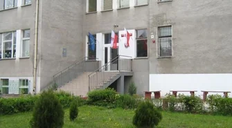 SP Lgiń: posadzono 50 iglaków wokół szkoły