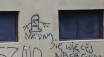 Zniszczyli świeżo odmalowaną elewację w Przyczynie Górnej