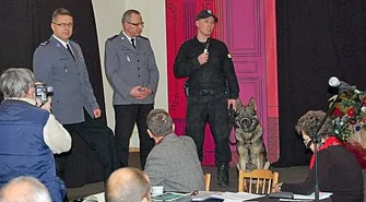 Pies policyjny patroluje Sławę