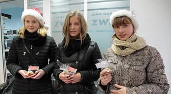 Pierniki i życzenia od uczniów Gimnazjum Nr 1 