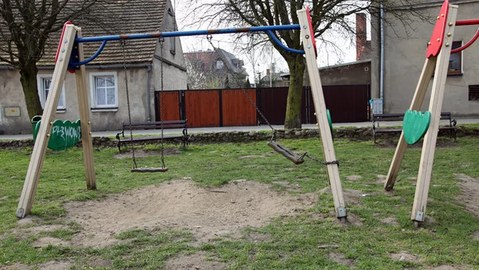 Urwał się łańcuch, dziewczynka spadła z huśtawki