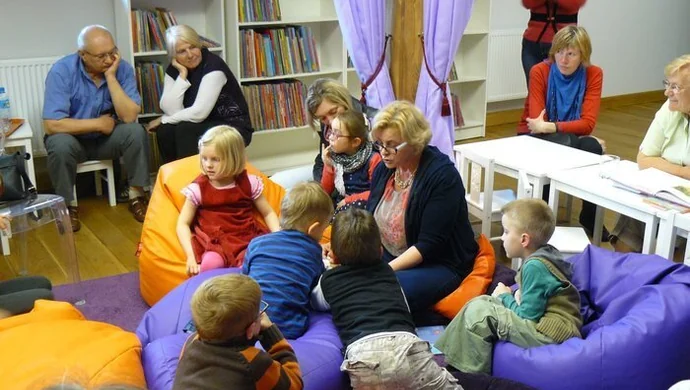 Dorośli czytają dzieciom