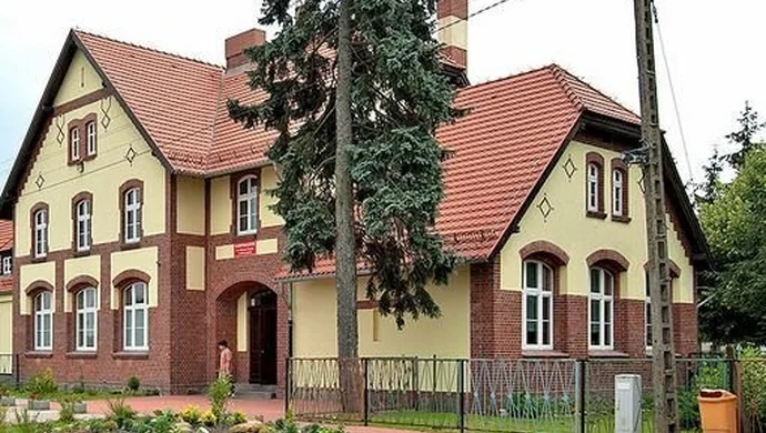 Zostawiają butelki przed drzwiami gimnazjum