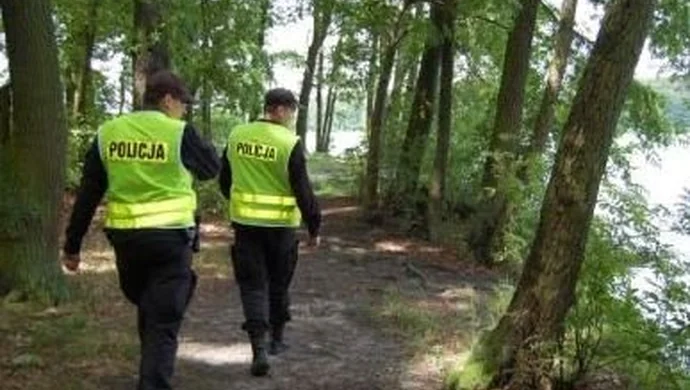 Dzieci nad jeziorem pod opieką nietrzeźwej matki