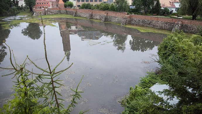 Niedrożna fosa, woda zalewa piwnicę i teren działki
