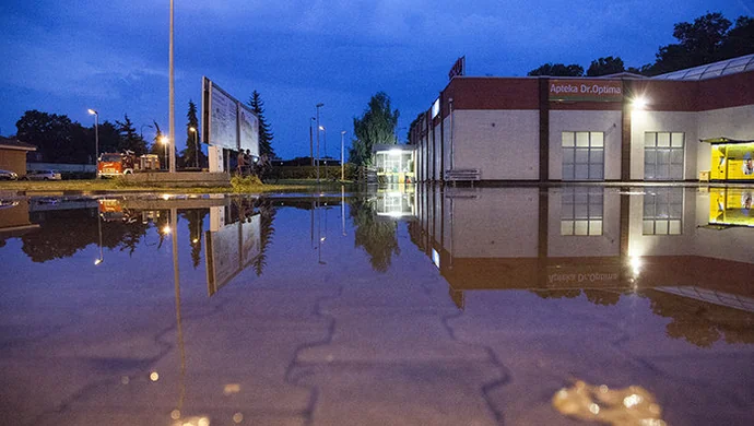 Podtopiony fragment parku i woda wokół marketu