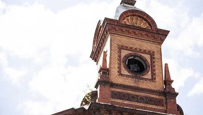 Zabytkowy zegar bez tarczy 