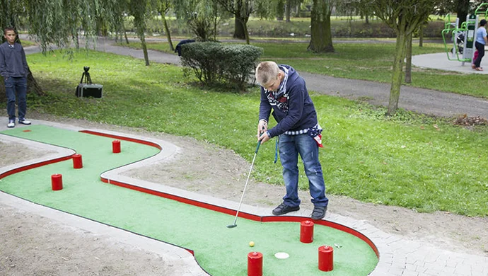 Oblężenie toru do minigolfa 
