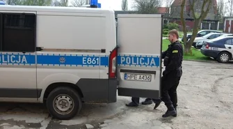 Był zdenerwowany, więc wybił szybę