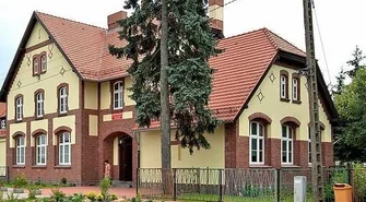 Zostawiają butelki przed drzwiami gimnazjum