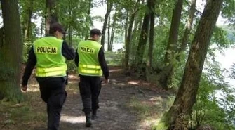 Dzieci nad jeziorem pod opieką nietrzeźwej matki