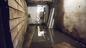 Woda w piwnicach po kostki