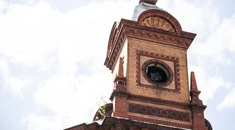 Zabytkowy zegar bez tarczy 