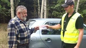 Policjanci doradzają grzybiarzom