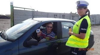 Wschowscy policjanci rozdają serduszka 