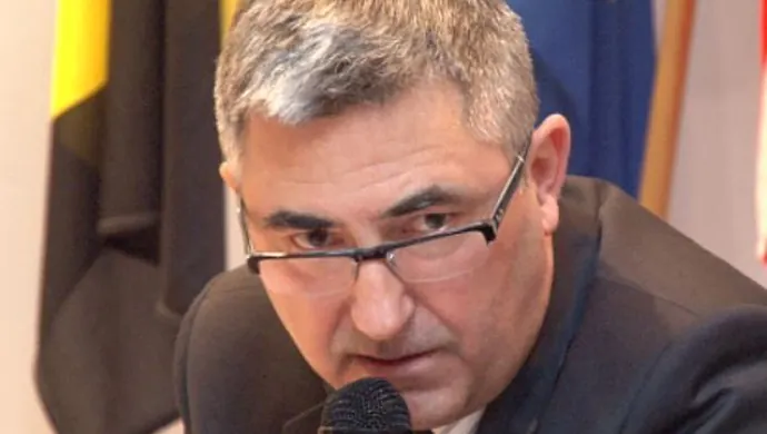 Zakupią znaki drogowe i masę asfaltową