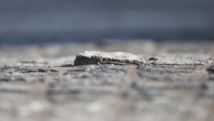 Wystające kostki brukowe na przejściu dla pieszych