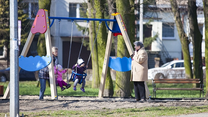 Nowy plac zabaw w parku nad stawami