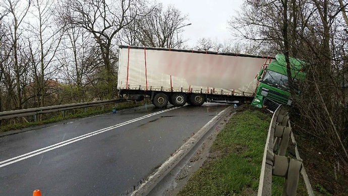 Tir uderzył w barierki na wiadukcie