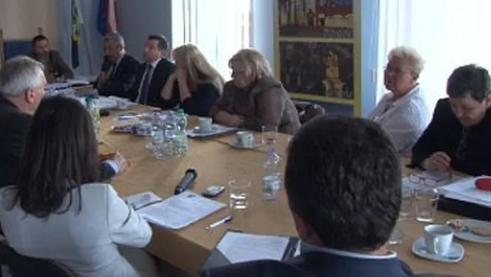 Do kogo należy mostek?