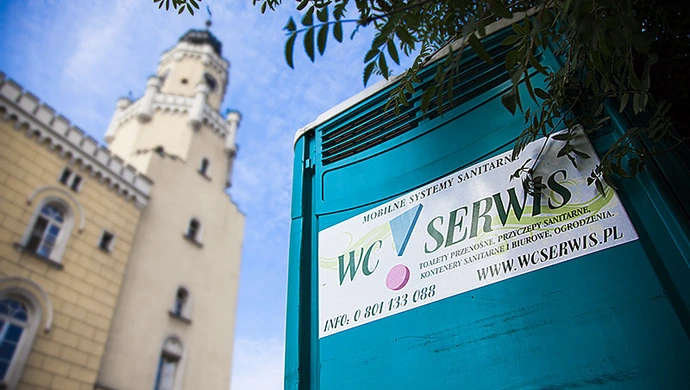 W centrum powiatowego miasta stanął toi toi