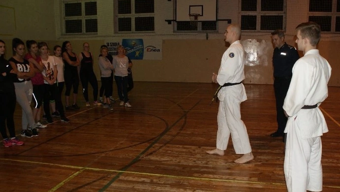 Zajęcia "Bezpiecznej Kobiety" w Szlichtyngowej