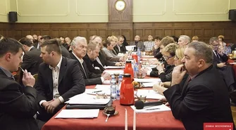 Opinie radnych: Władza niech zacznie oszczędności od siebie