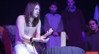 Felieton: Korona z głowy. Misterium zza kotary