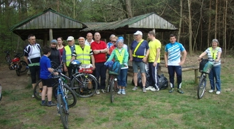 Aktywnie wypoczywali i oczyszczali drogi leśne