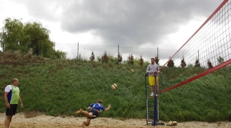 Bąki wygrały w II turnieju siatkówki