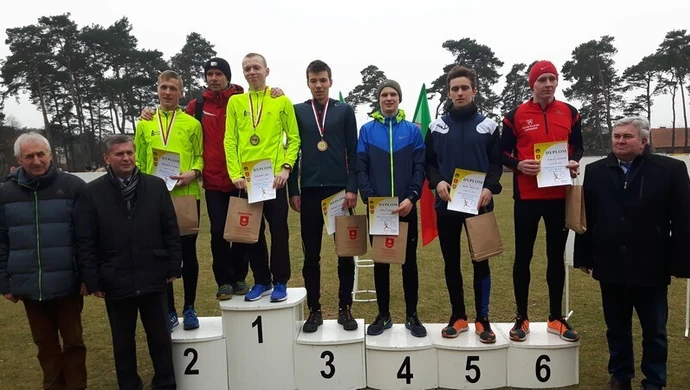 Brązowy medal wschowskich biegaczy z LLKS Osowa Sień