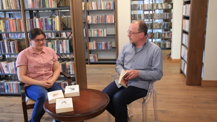 Kwadrans z Książką: O tożsamości biseksualnej w książce ,,W jednej osobie" Johna Irvinga