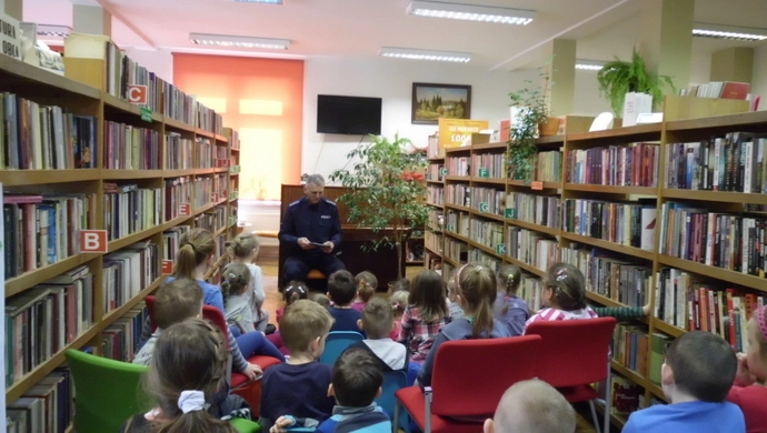 Szlichtyngowa: Policjant czyta przedszkolakom
