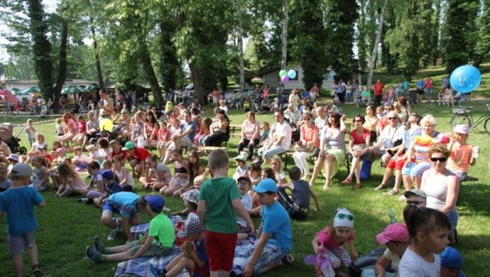 Piknik rodzinny, słońce i PRL