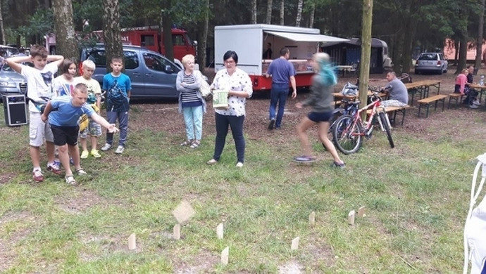 Piknik leśnych ludzi