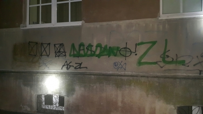 Fetowali zwycięstwo malując po murach