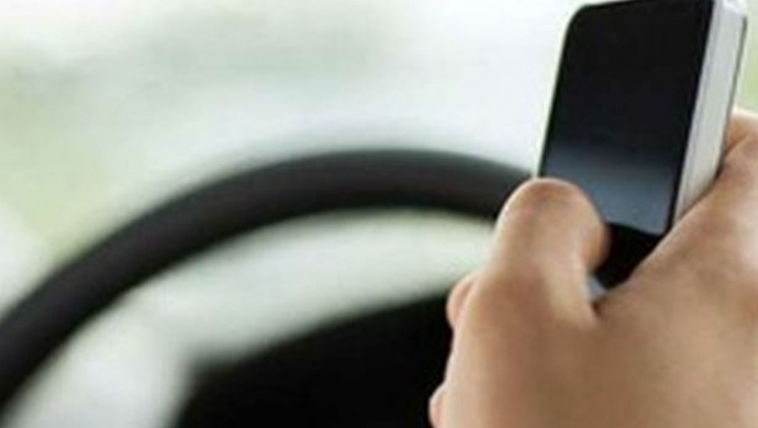 Wpatrzeni w ekrany swoich telefonów przekraczają nieuważnie jezdnię