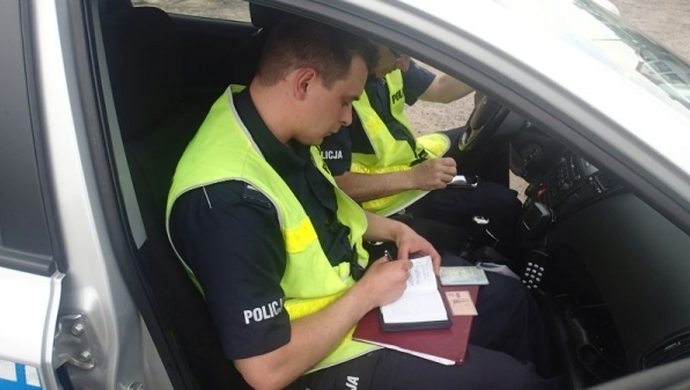 Policja zabrała prawo jazdy 19-latkowi