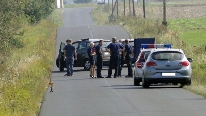 20-latkowie dotkliwie pobili mężczyznę. Zwłoki 37-latka znaleziono we wtorek w rowie