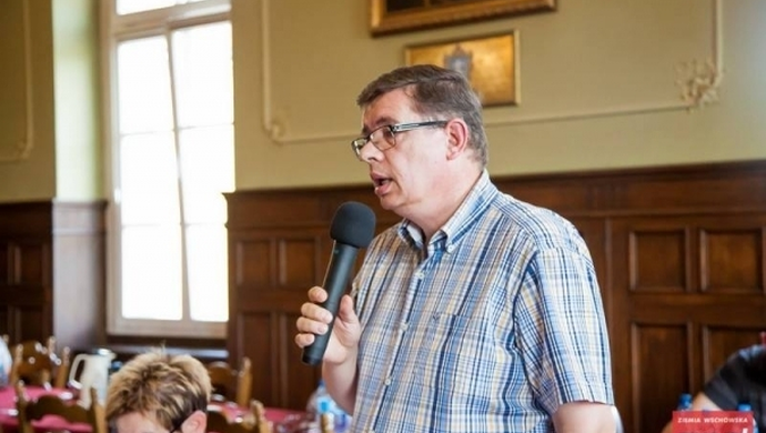 Zaciśnięte pięści, zagryzione wargi