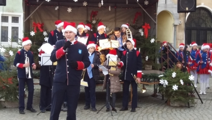 Orkiestra i mażoretki na jarmarku