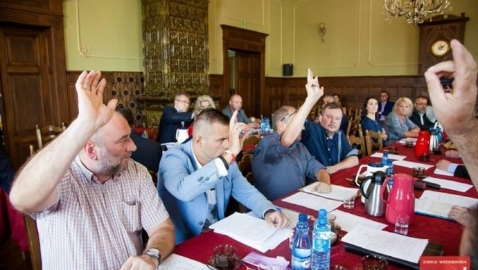 Wielkie emocje, przerwy i budżet uchwalony jednogłośnie