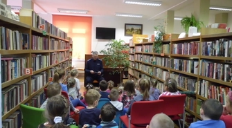 Szlichtyngowa: Policjant czyta przedszkolakom