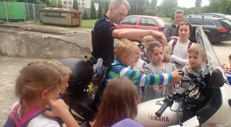 Absolwenci przedszkola z wizytą na komendzie