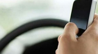 Wpatrzeni w ekrany swoich telefonów przekraczają nieuważnie jezdnię