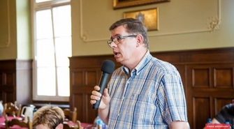 Radny promuje się w mediach?