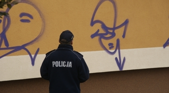 Odwołano koncert, więc pomalował sprayem elewacje w Sławie