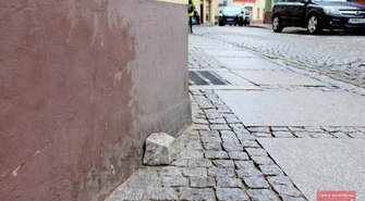 Wypadająca kostka brukowa stanowi zagrożenie