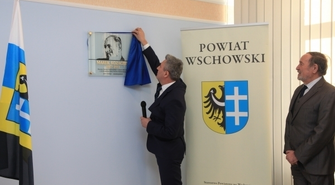 Odsłonięto tablicę, upamiętniającą pierwszego starostę Marka Kozaczka