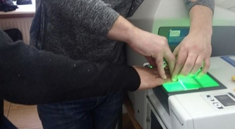 Włamywacz i złodziej w rękach policji